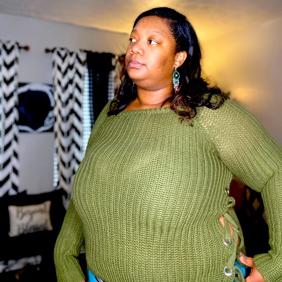 Green sweater - Picture 2 of 2